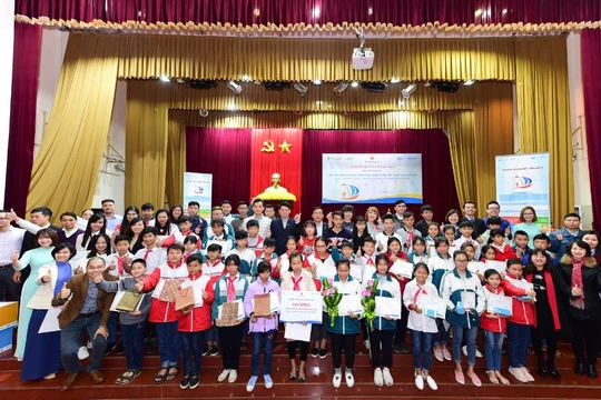 Bằng sự trợ giúp của các phần mềm máy tính, các em thể hiện ước mơ, nguyện vọng về cuộc sống tương lai. Ảnh: Phương Nam