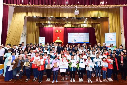 Bằng sự trợ giúp của các phần mềm máy tính, các em thể hiện ước mơ, nguyện vọng về cuộc sống tương lai. Ảnh: Phương Nam