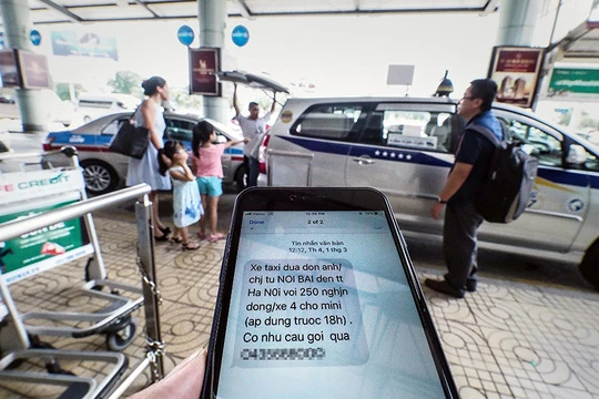 Nhiều hành khách bức xúc về việc thông tin cá nhân bị lộ. Không ít hành khách vừa xuống máy bay, mở điện thoại đã bị các hãng taxi gọi điện chèo kéo mời đi xe, gây phiền hà. Ảnh minh họa: TTO.