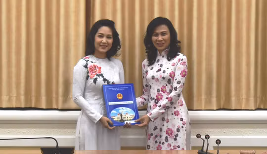 Phó Chủ tịch UBND TP Nguyễn Thị Thu (phải) trao quyết định Phó Giám đốc Sở Văn hóa và Thể thao TP HCM cho bà Nguyễn Thị Thanh Thúy. Ảnh: Sở VH-TT TP.HCM.