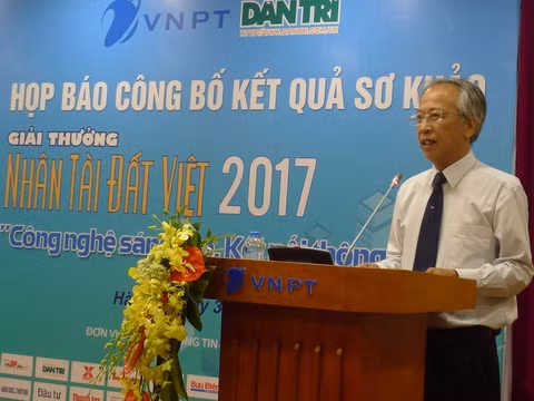 Ông Nguyễn Long, Tổng thư ký Hội Tin học Việt Nam, Chủ tịch Hội đồng Sơ khảo đánh giá về các sản phẩm lọt vào Chung khảo Nhân tài Đất Việt 2017. Ảnh: Dân Trí.