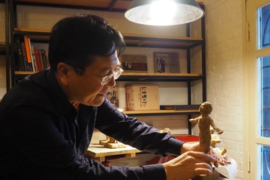 Nghệ sỹ Vương Duy Biên miệt mài sáng tạo và không ngừng cho ra những tác phẩm mang đậm dấu ấn cá nhân. Ảnh: Ngọc Trâm