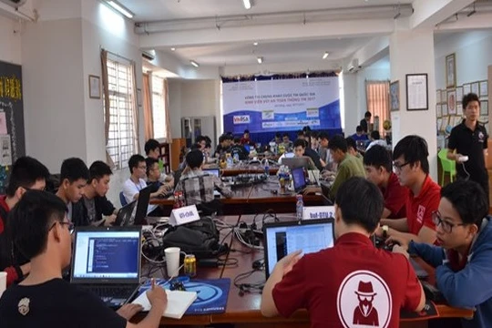 Vòng chung khảo cuộc thi “Sinh viên với An toàn thông tin 2017” là cuộc tranh tài của 10 đội thi xuất sắc nhất vòng Sơ khảo diễn ra ngày 4/11 tại Hà Nội, Đà Nẵng và TP.HCM. Ảnh: VNISA.