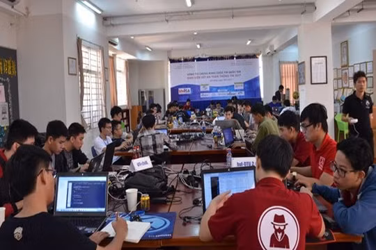 Vòng chung khảo cuộc thi “Sinh viên với An toàn thông tin 2017” là cuộc tranh tài của 10 đội thi xuất sắc nhất vòng Sơ khảo diễn ra ngày 4/11 tại Hà Nội, Đà Nẵng và TP.HCM. Ảnh: VNISA.