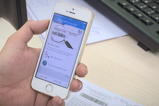 Người dân có thể thông qua Zalo để cập nhật thông tin về tình trạng xử lí hồ sơ, nhận biên nhận điện tử, đánh giá mức độ hài lòng của đội ngũ nhân viên giải quyết các thủ tục hành chính chỉ với những thao tác đơn giản. Ảnh: KX.