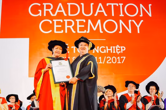 Bà Tôn Nữ Thị Ninh nhận bằng Tiến sĩ Danh dự Đại học RMIT. Ảnh: FB RMIT