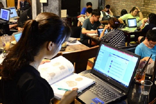 Theo Bộ Thông tin và Truyền thông, với tỷ lệ người dùng internet đạt 53% trên tổng số dân, Việt Nam đứng vị trí thứ 16 trong tốp 20 quốc gia có số người sử dụng Internet nhiều nhất tại châu Á. Ảnh minh hoạ: VIA