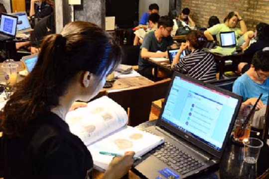 Theo Bộ Thông tin và Truyền thông, với tỷ lệ người dùng internet đạt 53% trên tổng số dân, Việt Nam đứng vị trí thứ 16 trong tốp 20 quốc gia có số người sử dụng Internet nhiều nhất tại châu Á. Ảnh minh hoạ: VIA