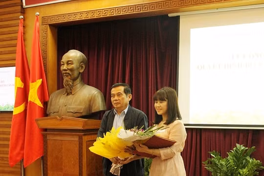 Vụ trưởng Vụ Tổ chức Cán bộ Nguyễn Văn Tấn chúc mừng tân Cục trưởng Văn hóa cơ sở Ninh Thị Thu Hương. Ảnh: bvhttdl.gov.vn