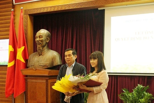 Vụ trưởng Vụ Tổ chức Cán bộ Nguyễn Văn Tấn chúc mừng tân Cục trưởng Văn hóa cơ sở Ninh Thị Thu Hương. Ảnh: bvhttdl.gov.vn