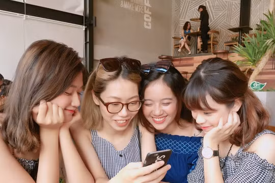 Để giảm chi phí gọi điện/SMS truyền thống, người dùng thường tận dụng tối đa các ứng dụng OTT như: Viber, Facebook Messenger, Zalo, Whatsapp… Ảnh: Mai Hồng