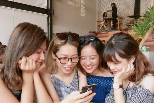 Để giảm chi phí gọi điện/SMS truyền thống, người dùng thường tận dụng tối đa các ứng dụng OTT như: Viber, Facebook Messenger, Zalo, Whatsapp… Ảnh: Mai Hồng