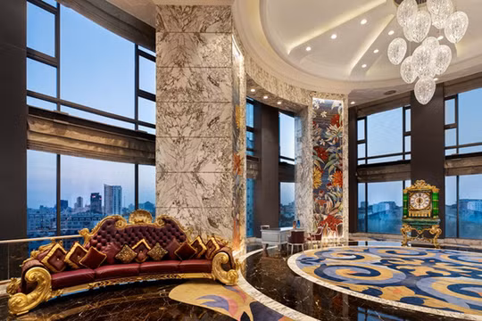 Tại sảnh, khách sạn đặt bộ sofa đồ sộ thuộc dòng kiệt tác Esmeralda của thương hiệu nội thất danh tiếng Colombostile, vỏ bọc bằng da đà điểu màu tím đỏ hoàng gia và mạnh mẽ với các đường viền nạm vàng. Đây là phiên bản duy nhất trên thế giới.