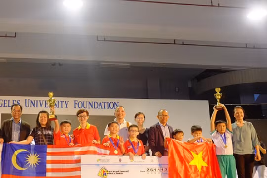 Đoàn đến từ trường Tiểu học Đức Trí, TP. Đà Nẵng trên bục vinh danh. Ảnh: Anh Ngọc.