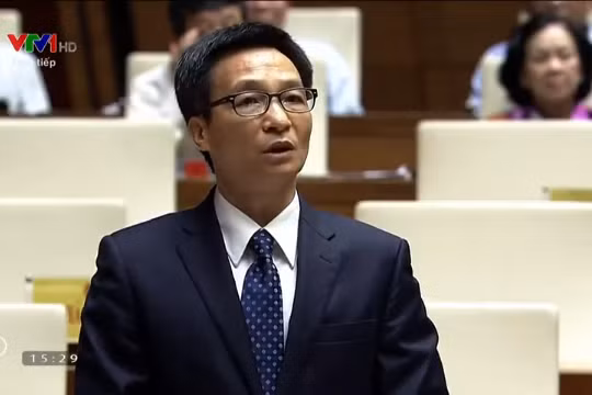 Phó Thủ tướng Vũ Đức Đam làm rõ một số vấn đề của ngành TT&TT trong phiên trả lời chất vấn chiều nay. Ảnh: AL