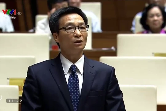 Phó Thủ tướng Vũ Đức Đam làm rõ một số vấn đề của ngành TT&TT trong phiên trả lời chất vấn chiều nay. Ảnh: AL