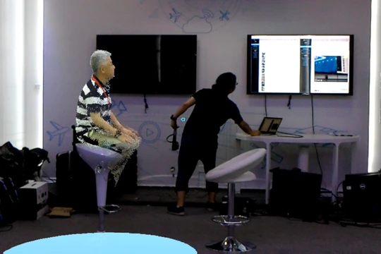 Một khách thăm quan thực hiện cuộc gọi video holographic với bạn bè ở nơi xa trong cuộc thử nghiệm trực tiếp. Ảnh: Huawei.