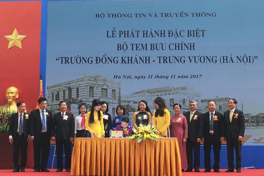 Bà Nguyễn Thị Kim Ngân – Uỷ viên Bộ Chính trị, Chủ tịch Quốc hội Nước thực hiện nghi thức ký phát hành đặc biệt bộ tem “Trường Đồng Khánh - Trưng Vương (Hà Nội)”. Ảnh: MĐ.