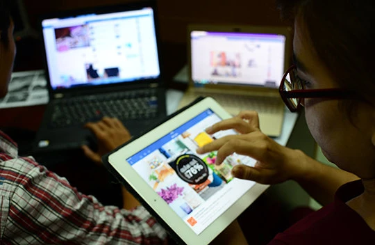 TPHCM có khoảng 13.800 tài khoản facebook quảng bá sản phẩm hoặc có hoạt động thương mại điện tử. Ảnh minh họa: VTV.