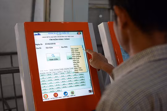 Hành khách sau khi đặt vé có thể thanh toán bằng các hình thức: thẻ tín dụng, thẻ ATM, hoặc tại các điểm thu hộ (các chi nhánh Ngân hàng VIB, các Bưu cục của VNPOST, các nhà Ga). Ảnh: FPT