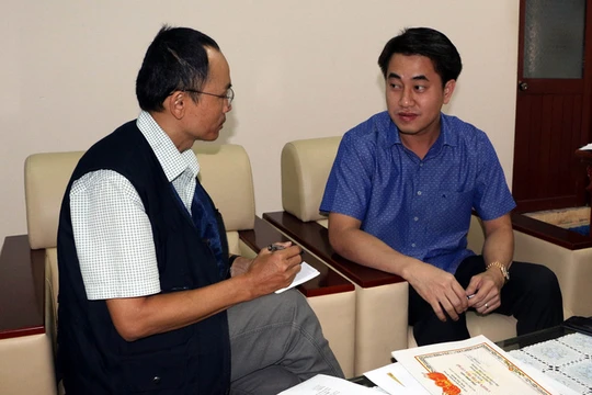 Ông Huỳnh Thanh Phong, Giám đốc Sở Công Thương Hậu Giang (phải) trả lời phỏng vấn phóng viên TTXVN. (Ảnh: Duy Khương - TTXVN)