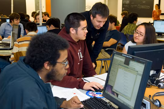 Đã có nhiều trường hợp du học sinh Việt có năng lực tốt tìm được công việc làm trong lĩnh vựa công nghệ thông tin tại Mỹ. Ảnh: AP