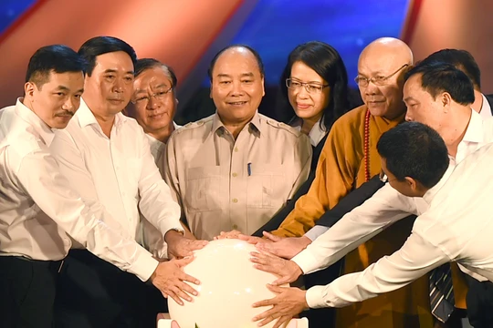 Thủ tướng kêu gọi tinh thần “Cả nước chung tay vì người nghèo - Không để ai bị bỏ lại phía sau”. Ảnh: VGP/Quang Hiếu