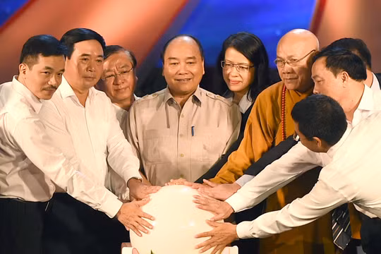 Thủ tướng kêu gọi tinh thần “Cả nước chung tay vì người nghèo - Không để ai bị bỏ lại phía sau”. Ảnh: VGP/Quang Hiếu