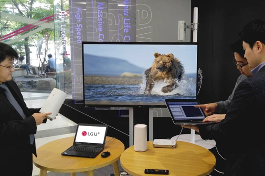 LG U+ và Huawei hoàn thành thử nghiệm phát sóng trực tiếp IPTV UHD đầu tiên trên thế giới qua mạng truy cập vô tuyến cố định 5G với Chipset dựa trên thiết bị 5G CPE. Ảnh: Huawei.