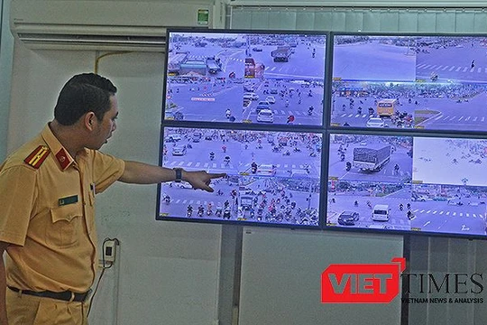 Màn hình theo dõi giao thông tại Phòng CSGT Công an TP Đà Nẵng. Ảnh: Hồ Xuân Mai.