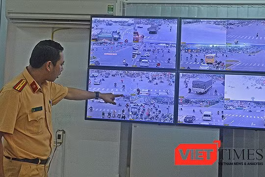 Màn hình theo dõi giao thông tại Phòng CSGT Công an TP Đà Nẵng. Ảnh: Hồ Xuân Mai.