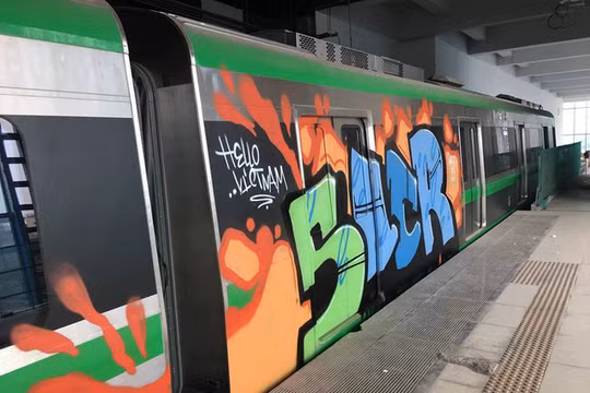 Hình ảnh đoàn tàu Cát Linh - Hà Đông bị vẽ sơn chi chít được lan truyền chóng mặt trên mạng xã hội. Ảnh: OtoFun