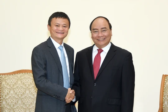 Thủ tướng chào mừng Chủ tịch Tập đoàn thương mại điện tử Alibaba tới thăm Việt Nam. Ảnh: VGP/Quang Hiếu.