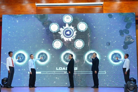 Lãnh đại tỉnh Kiên Giang và lãnh đạo VNPT bấm nút khai trương thành phố thông minh Phú Quốc Ảnh: VNPT