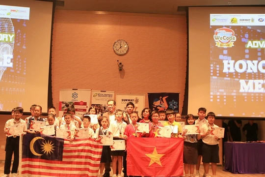 Đoàn Việt Nam nhận giải thưởng tại Wecode quốc tế 2017 tại Malaysia. Ảnh: Lan Anh.