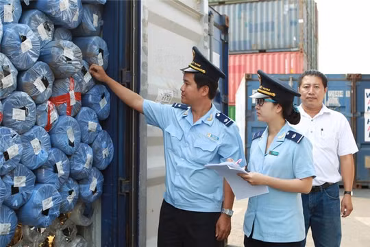 Từ đầu năm 2018, hàng hóa xuất nhập khẩu tại TPHCM sẽ được giám sát tự động. Ảnh minh họa: Hải quan.