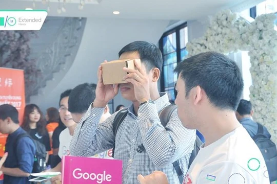 Người tham dự hào hứng trải nghiệm Google Cardboard tại sự kiện Google I/O Extended 2017 do GDG Hanoi tổ chức vào tháng 7 vừa qua. Ảnh: Xuân Lan