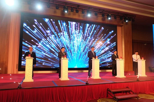 Đại diện lãnh đạo UBND tỉnh Đăk Lăk và VNPT nhấn nút chính thức khai trương hệ thống dịch vụ hành chính công trực tuyến tích hợp một cửa điện tử liên thông.