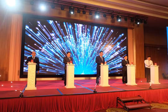 Đại diện lãnh đạo UBND tỉnh Đăk Lăk và VNPT nhấn nút chính thức khai trương hệ thống dịch vụ hành chính công trực tuyến tích hợp một cửa điện tử liên thông.