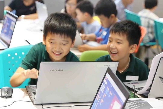 Trẻ em được phát triển tư duy logic, tư duy sáng tạo, ứng dụng công nghệ vào cuộc sống thông qua việc học lập trình. Ảnh: Xuân Lan