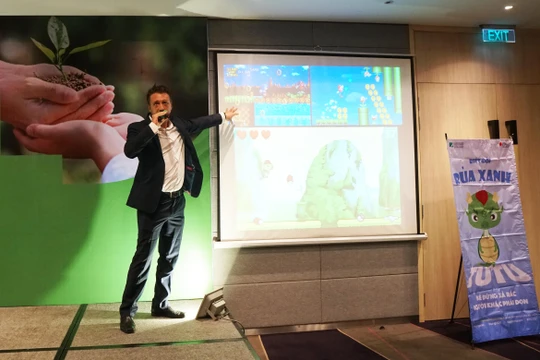 TS Brian McCauley giới thiệu trò chơi trên điện thoại Anh hùng Rùa Xanh. Ảnh: Vân Đoàn.