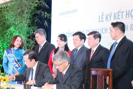 Ông Phạm Đức Long – Tổng giám đốc VNPT và ông Trần Hùng Việt, Tổng Giám đốc Saigontourist ký kết hợp tác chiến lược giữa hai doanh nghiệp. Ảnh: T.Quỳnh