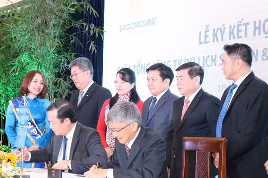 Ông Phạm Đức Long – Tổng giám đốc VNPT và ông Trần Hùng Việt, Tổng Giám đốc Saigontourist ký kết hợp tác chiến lược giữa hai doanh nghiệp. Ảnh: T.Quỳnh