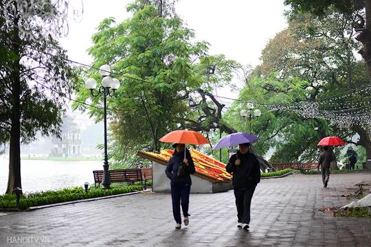 Hà Nội nhiều mây, có mưa, mưa rào và có nơi có dông, trời lạnh. Ảnh minh hoạ: Đất Việt.