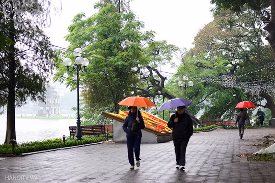 Hà Nội nhiều mây, có mưa, mưa rào và có nơi có dông, trời lạnh. Ảnh minh hoạ: Đất Việt.