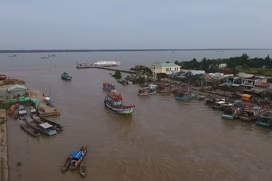 Toàn bộ 1.198 tàu thuyền, trong đó có 350 tàu đánh bắt xa bờ của Sóc Trăng đã kết nối được liên lạc và vào các khu vực trú ẩn an toàn như Côn Đảo – Vũng Tàu, những tàu đánh bắt gần bờ vào khu vực Mỏ Ó, Bãi Giá, cảng cá Trần Đề trú ẩn. 