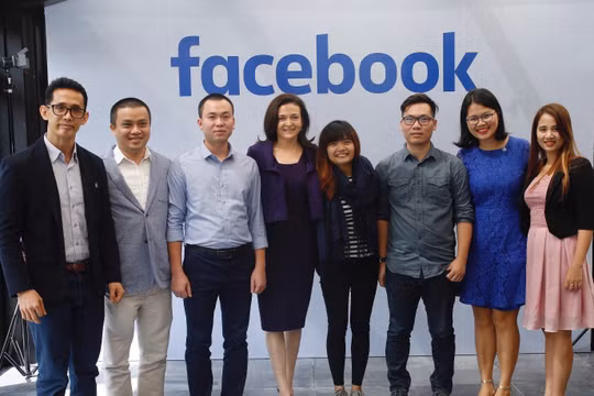 Bên lề hội nghị APEC, đại diện Facebook đã gặp gỡ các chủ doanh nghiệp nhỏ tại Việt Nam đang sử dụng Facebook cho mục đích phát triển việc kinh doanh của họ. Ảnh: Facebook.