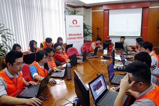 Đội Hỗ trợ kỹ thuật và Giám sát đồng hành cùng các đội thi trong Vòng chung kết WhiteHat Grand Prix 2015. Ảnh: BKAV