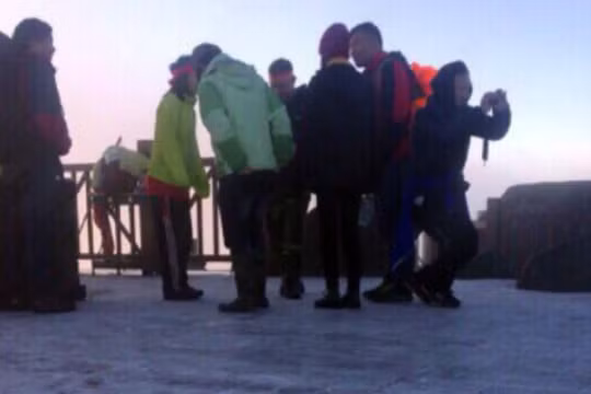 Băng giá đã hình thành trên đỉnh Fansipan sáng sớm nay (26/11).