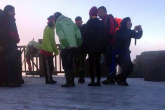 Băng giá đã hình thành trên đỉnh Fansipan sáng sớm nay (26/11).